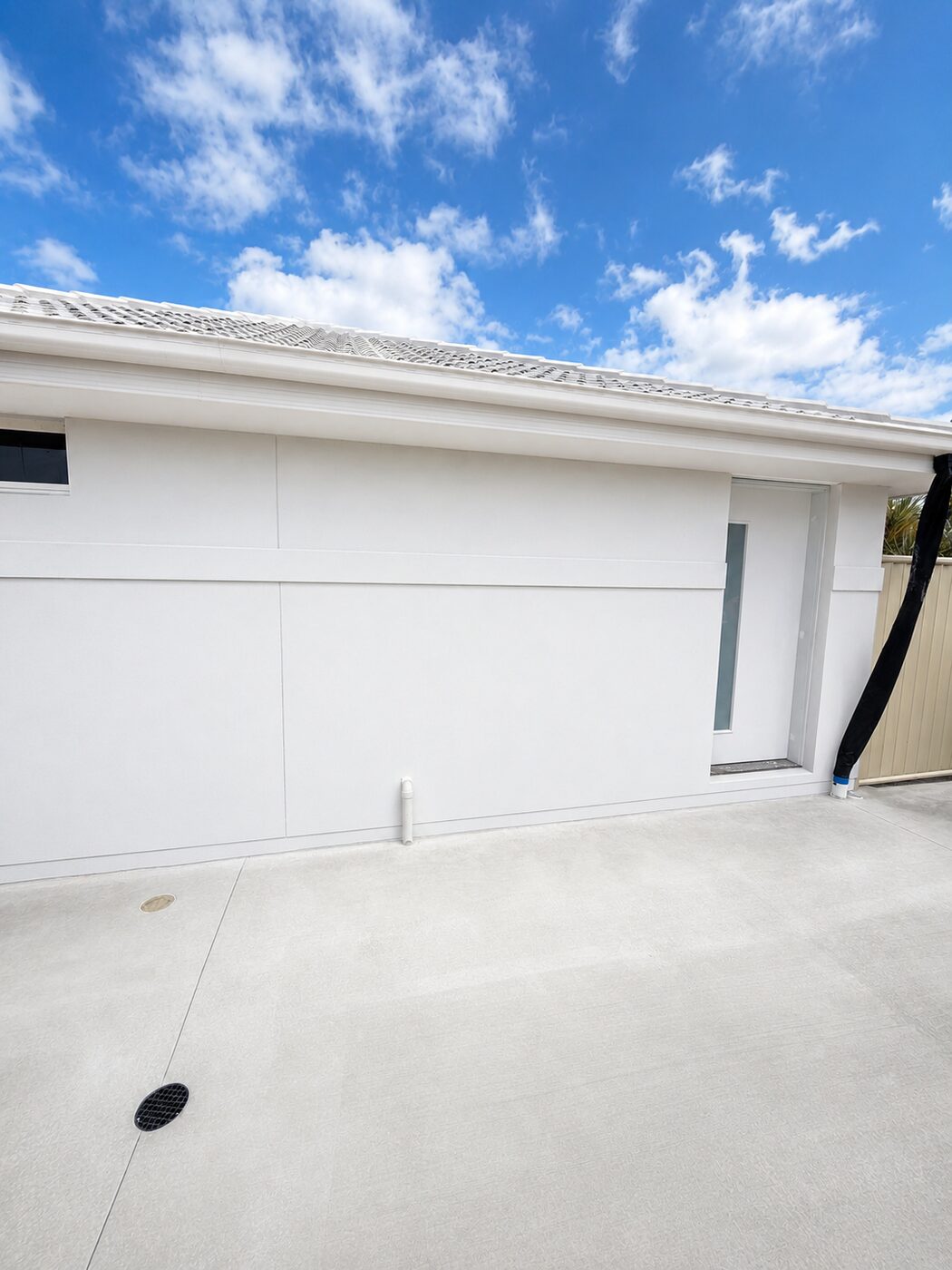 Smooth white render, side entry